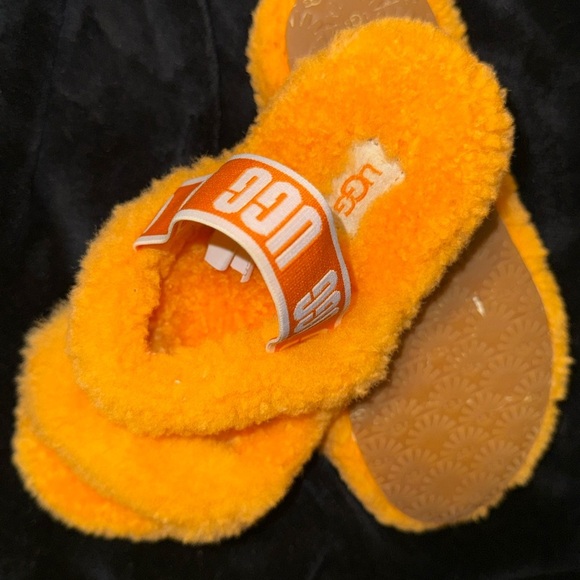 UGG kids Bright Orange Fluffy Slippers Sandal - Picture 4 of 13